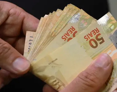 Piso segue a variação do salário mínimo e aumenta de R$ 1.518 para R$ 1.621