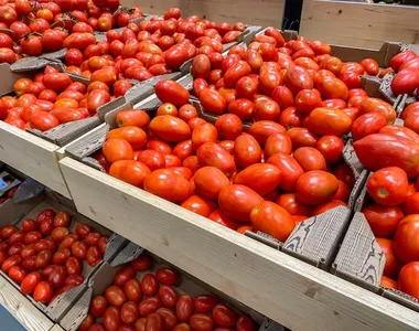 Tomate estava no chão do supermercado