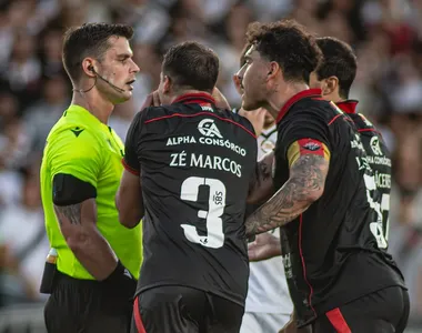 Arbitragem de Vasco 4x3 Vitória revoltou a diretoria rubro-negra