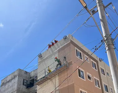 Homens estavam a 12 metros de altura