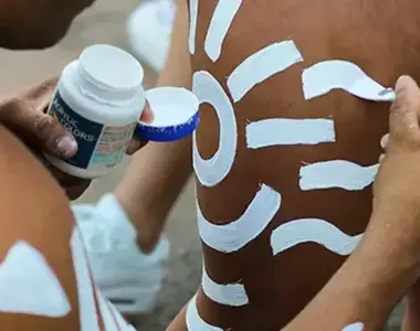 Trio tentava emplacar as famosas pinturas da ‘Timbalada’ nos turistas