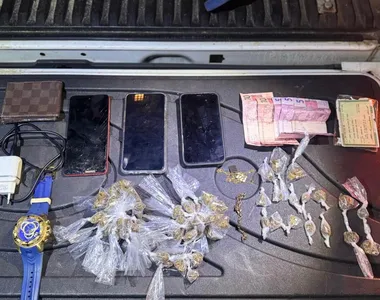 Drogas e objetos apreendidos na ação