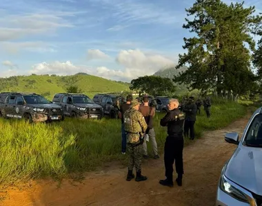 Agentes estaduais e federais encurralaram suspeitos