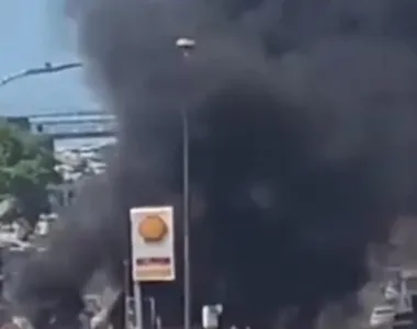 Protesto na Estrada do Coco causa engarrafamento neste sábado (15)