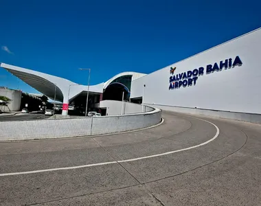 Equipes do Corpo de Bombeiros controlam incêndio