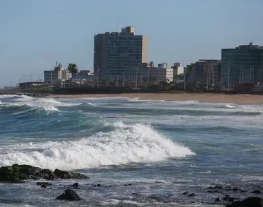 As temperaturas variam entre 23°C e 34°C