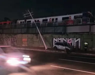 A área foi isolada pela Transalvador, que também ficou responsável pela remoção do veículo