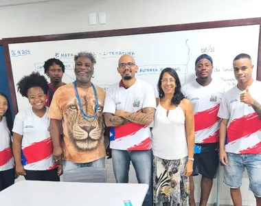 Damocles, ao centro, sonha em ser advogado