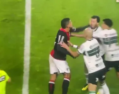 Edson, ex-Bahia, dá tapa na cara do lateral Zeca, ex-Vitória