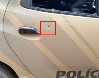 Marca de tiro na viatura da Rondesp