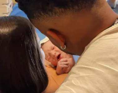 Cristian Bell e Ana Carla com o filho no colo