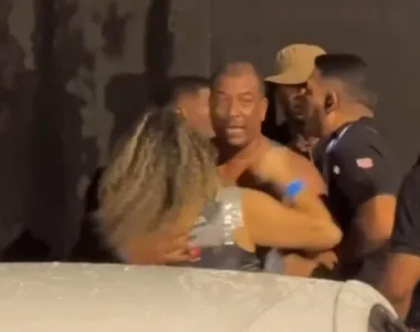 Mulher foi contida por outras pessoas enquanto tenta bater no suspeito