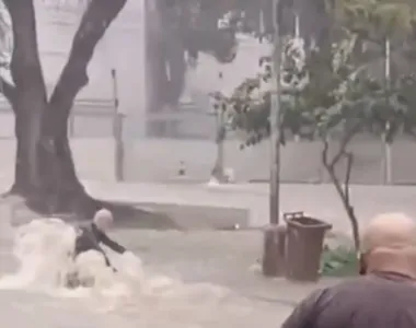 Água da chuva arrastou o idoso por alguns metros