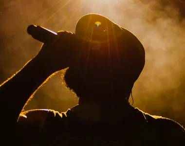 Cantor casado é flagrado com duas mulheres em festa