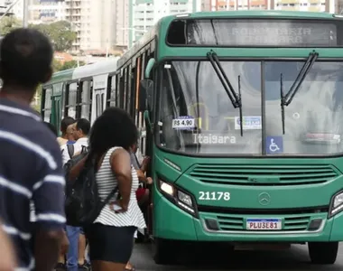 Confusão após idosa jogar fezes em passageiros no Rio