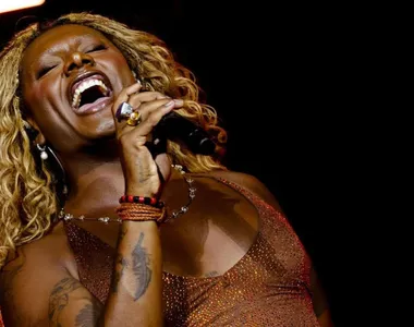 Cantora Liniker curte samba em Salvador