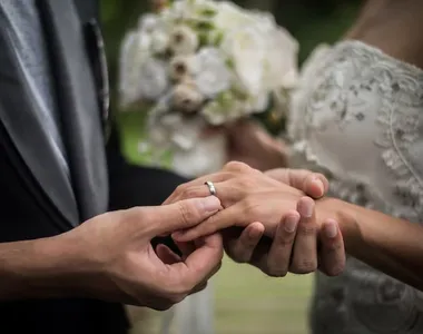 Escolha de roupa do noivo causa espanto nos internautas