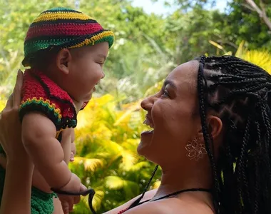 Influenciadora Lore Souza e seu filho Ben