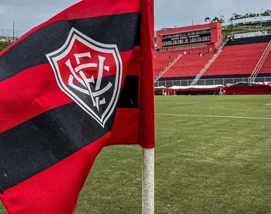 Bandeira do Vitória foi utilizada para recolher lixo