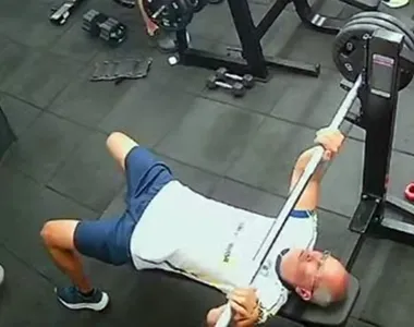 Momento em que Ronald estava levantando supino