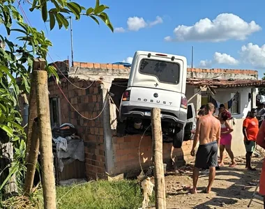 Carro bateu com tudo na residência