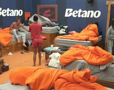 Calcinha suja de “corrimento” virou assunto na sede do reality