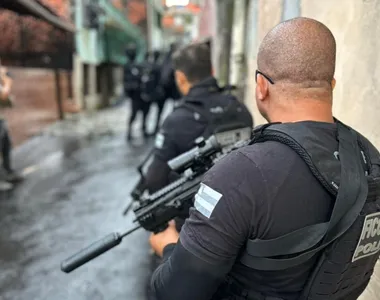 Polícia estoura depósito do Comando Vermelho em Tancredo Neves