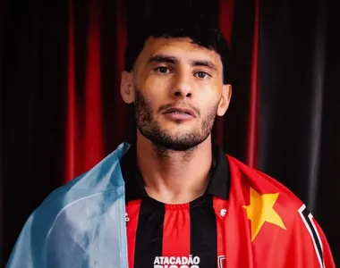 Emmanuel Martínez, novo meio-campista do Vitória