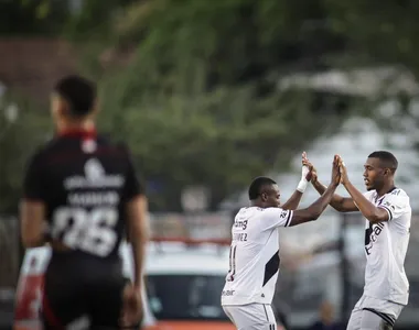 Vasco vence o Vitória de virada