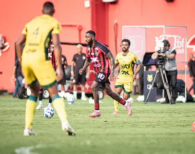 Lateral deve ficar por pelo menos mais um ano