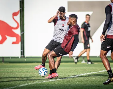 No gramado, o treino foi iniciado com exercícios de mobilidade dinâmica