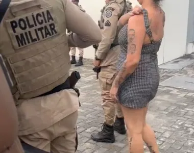 Viúva de líder do CV é presa suspeita de fornecer armas para facção no sul da Bahia