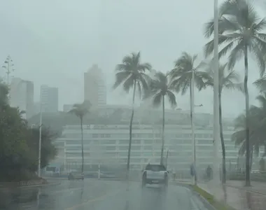 Toró pesado cai na capital baiana