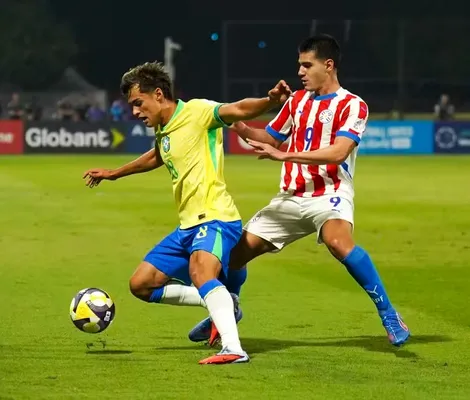 Imagem ilustrativa da imagem Assista: volante do Brasil Sub-17 impressiona por frieza no Mundial