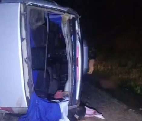 Imagem ilustrativa da imagem Duas pessoas morrem em acidente na BR-116 com micro-ônibus da saúde