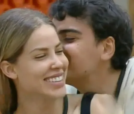 Imagem ilustrativa da imagem Dudu Camargo faz proposta ousada a Saory: "Deixa eu fazer"