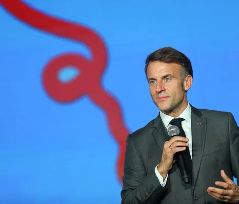 Imagem ilustrativa da imagem Mulheres tiram 'lasquinha' de Macron em Salvador e viralizam