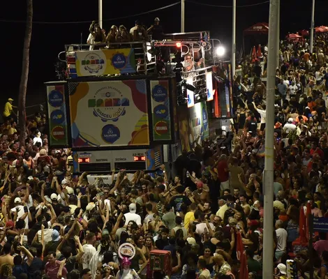 Imagem ilustrativa da imagem Novinho se mete em confusão e morre esfaqueado em bloco de Carnaval