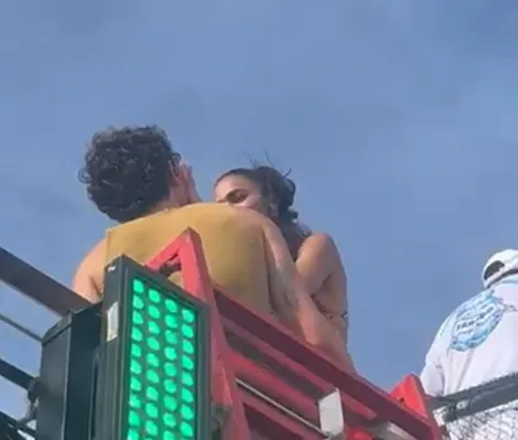 Imagem ilustrativa da imagem Vídeo: Bruna Marquezine e Shawn Mendes curtem romance ao som de Ivete