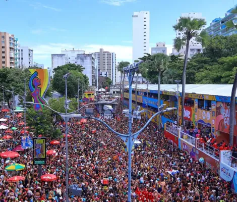 Imagem ilustrativa da imagem Vídeo: mulher esfaqueia homem no terceiro dia de Carnaval