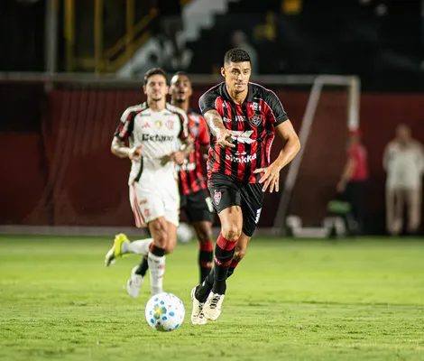 Imagem ilustrativa da imagem Vitória joga melhor, mas Flamengo é quem sorri no Barradão