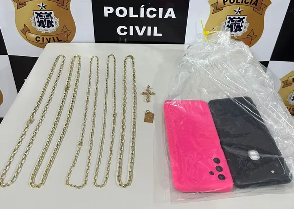 Imagem ilustrativa da imagem Casal para no xadrez por furtar R$ 200 mil em joias na Bahia