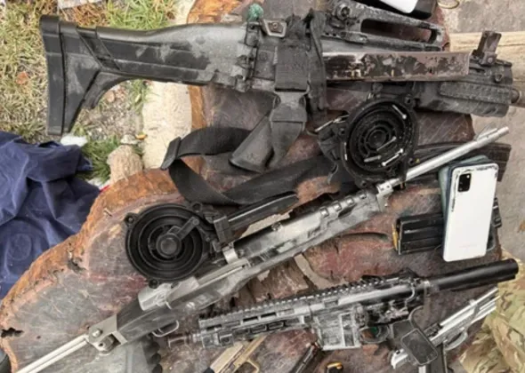 Imagem ilustrativa da imagem Membro do CV que ostentava armas e mais 4 vão para a vala em operação