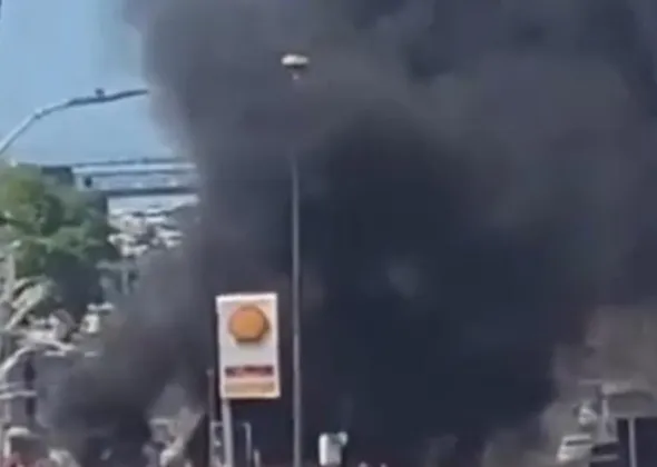 Imagem ilustrativa da imagem Tudo travado! Manifestação mexe com o trânsito da Estrada do Coco