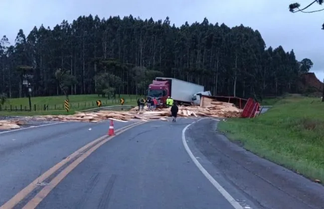 Imagem ilustrativa da imagem Acidente entre carro e carreta deixa uma pessoa morta na Bahia