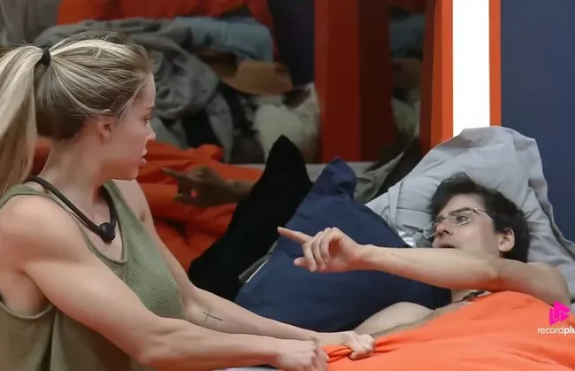 Imagem ilustrativa da imagem Após críticas, Saory deixa de dormir com Dudu e clima azeda no reality