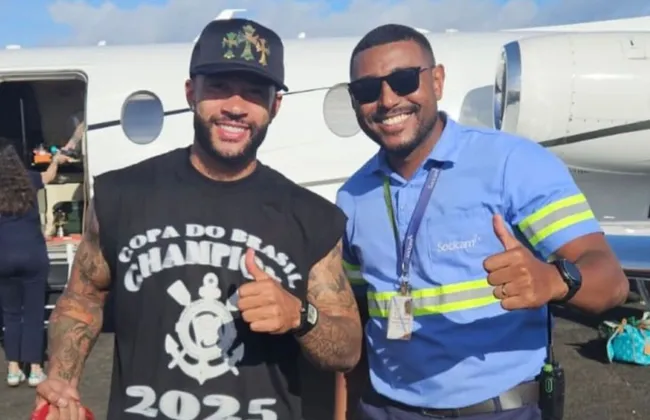 Imagem ilustrativa da imagem Astro do Corinthians, Memphis Depay aproveita férias na Bahia