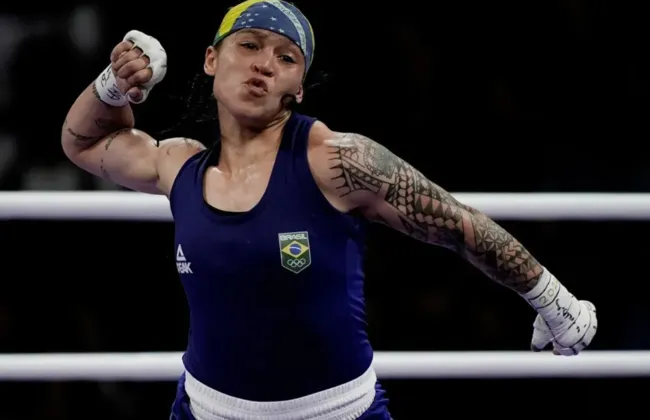 Imagem ilustrativa da imagem Bia Ferreira leva a pior, é nocauteada e perde o cinturão mundial