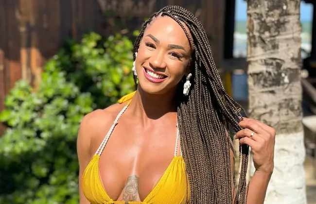 Imagem ilustrativa da imagem Com biquíni fio-dental, Aline Patriarca bota corpão pra jogo na praia