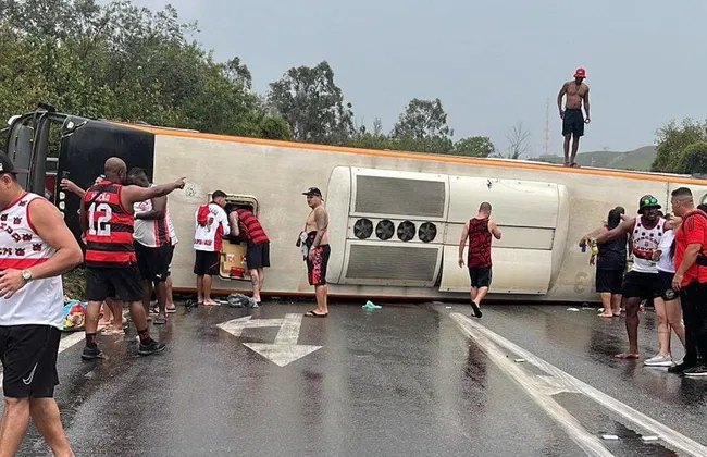 Imagem ilustrativa da imagem Ônibus tomba e deixa 3 torcedores do Flamengo gravamente feridos